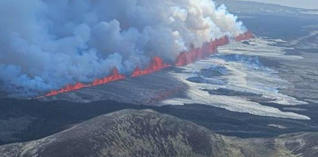 Yanardağ patladı! 50 metre yükseldi 2,5 kilometreden görünüyor 4